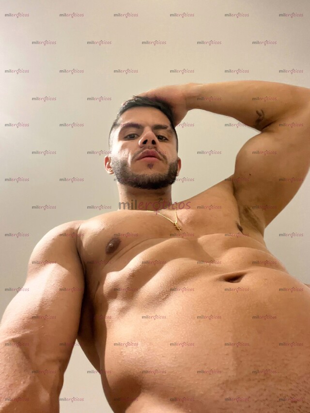 FOTOS DE HOMBRE LATINO COMPLACIENTE Y BIEN DOTADO