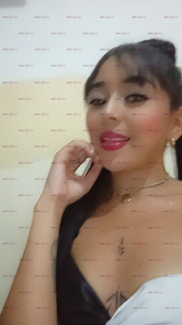 FOTOS DE LINDA QUIERE JUGAR DIVERTIRSE Y VER TU LECHE.....
