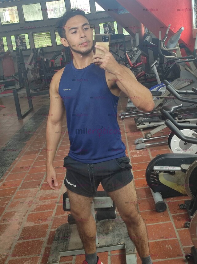 FOTOS DE JOVEN ARRECHO QUIERE FOLLAR Y GRABAR CONTENIDO.