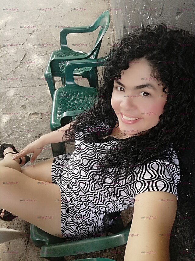 FOTOS DE DELICIOSA ENCANTADORA MUJER BLANCA JOVEN SEXY APASIONA