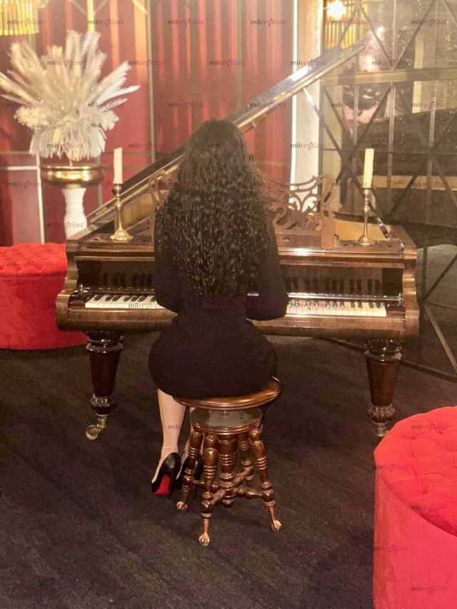 FOTOS DE SASHA MONTENEGRO 21 AÑOS TRATO DE NOVIOS REALES BESOS BIEN DADOS