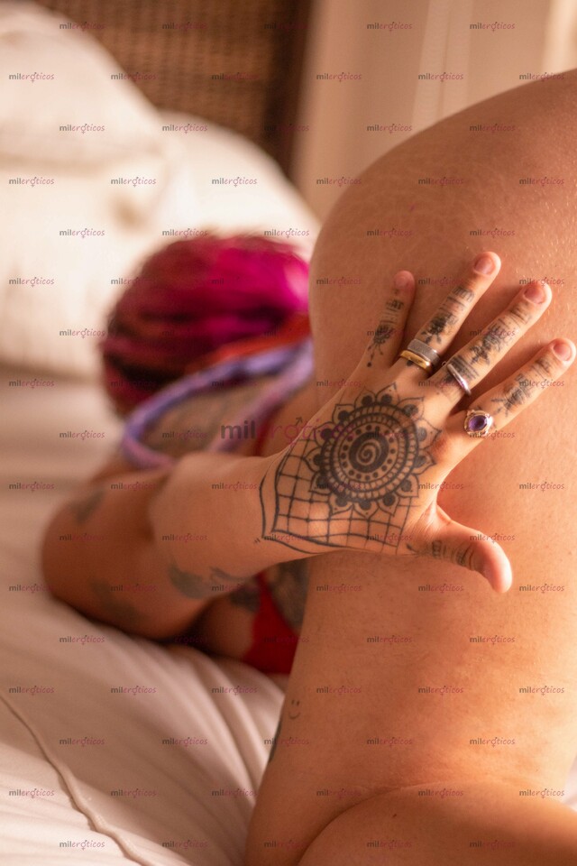 FOTOS DE CHICA ALTERNATIVA, TATUADA, SUPER CALIENTE Y CON UN GRAN TRASERO