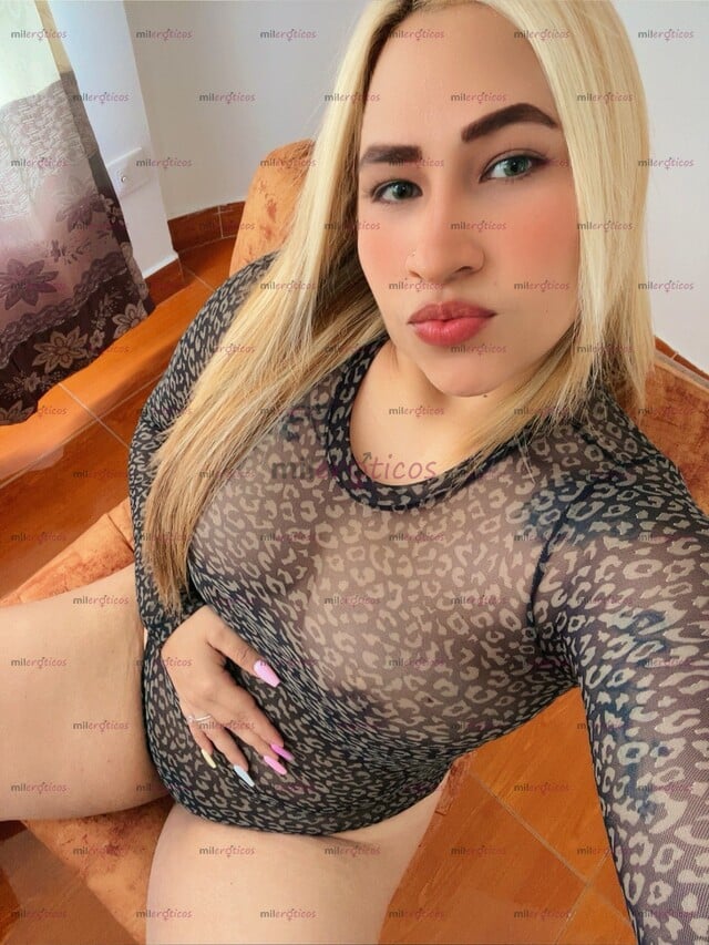 FOTOS DE NIKKI, VAGINA JUGOSITA Y APRETADITA RICAS MAMADAS
