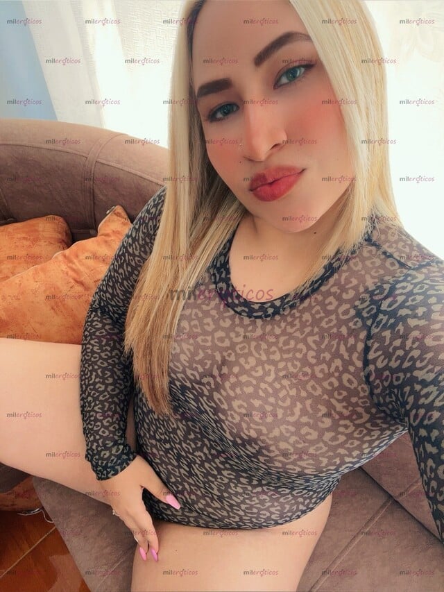 FOTOS DE NIKKI, VAGINA JUGOSITA Y APRETADITA RICAS MAMADAS