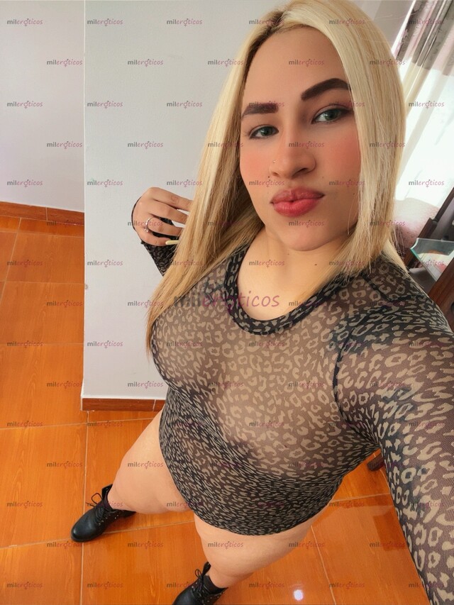 FOTOS DE NIKKI, VAGINA JUGOSITA Y APRETADITA RICAS MAMADAS