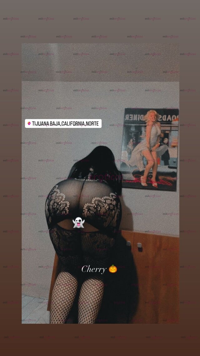 FOTOS DE ALTA Y SEXY PELINEGRA CURVY DE BONITA CARA CON LUGAR DISCRETO PAPI LLAMAME