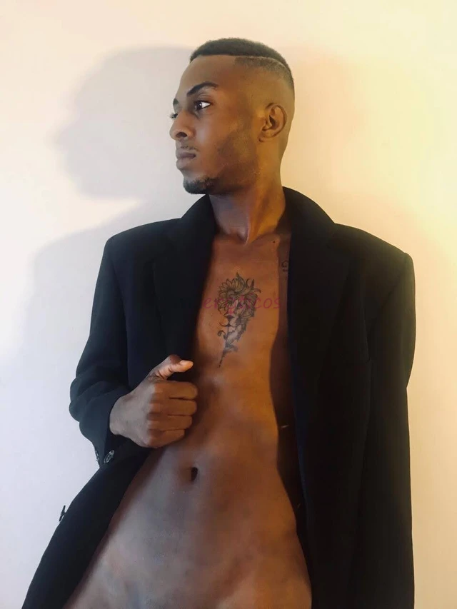 Versatil afim tenho local sou de boa da favela negro 1 75 65 kilos sem preferencia higienico cheiroso liso educado topo tudo com respeito sexo anal se...
