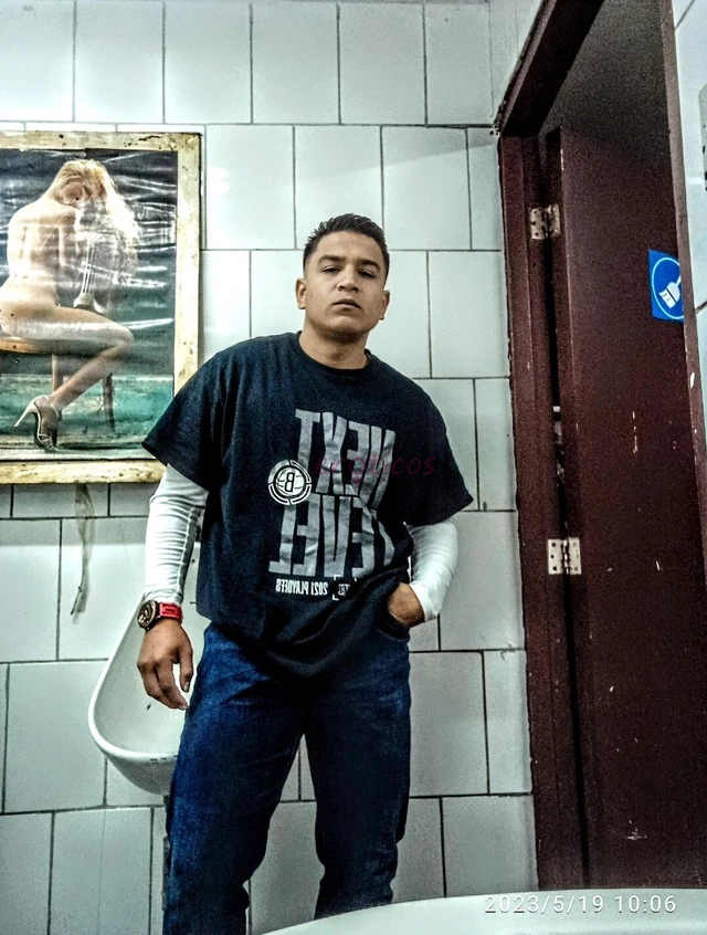 Hola me presento mi nombre es andres busco chica para servico sexual completo doy 30 mil por la horabusco chica joven linda y dispuesta a todo para di...