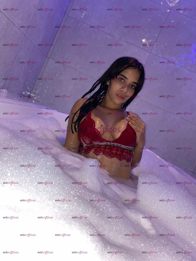 FOTOS DE HERMOSA ELEGANTE APACIONADA Y DE MENTE ABIERTA VIOLETA