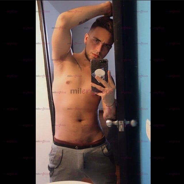 FOTOS DE CALIENTE PAREJA DE CHICOS VERSÁTILES, CON SITIO DISPONIBLES PARA COMPLACERTE.