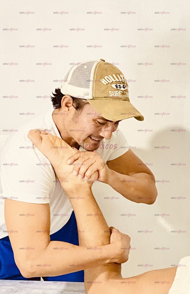 FOTOS DE MASAJE REAL Y PROFESIONAL, HOMBRE A HOMBRE CON CAMILLA