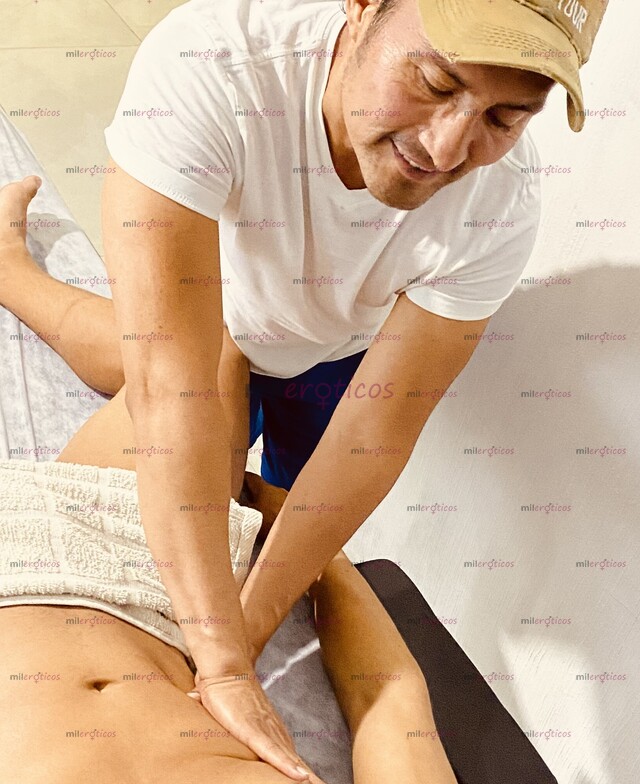 FOTOS DE MASAJE REAL Y PROFESIONAL, HOMBRE A HOMBRE CON CAMILLA