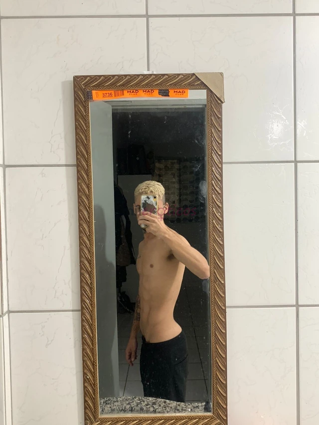Loirinho magrinho barriga tanqhinho tatuado bigodinho marrento hehecurto dominar bem gostoso tudo na calma beijando seu corpo de cima pra baixo faland...