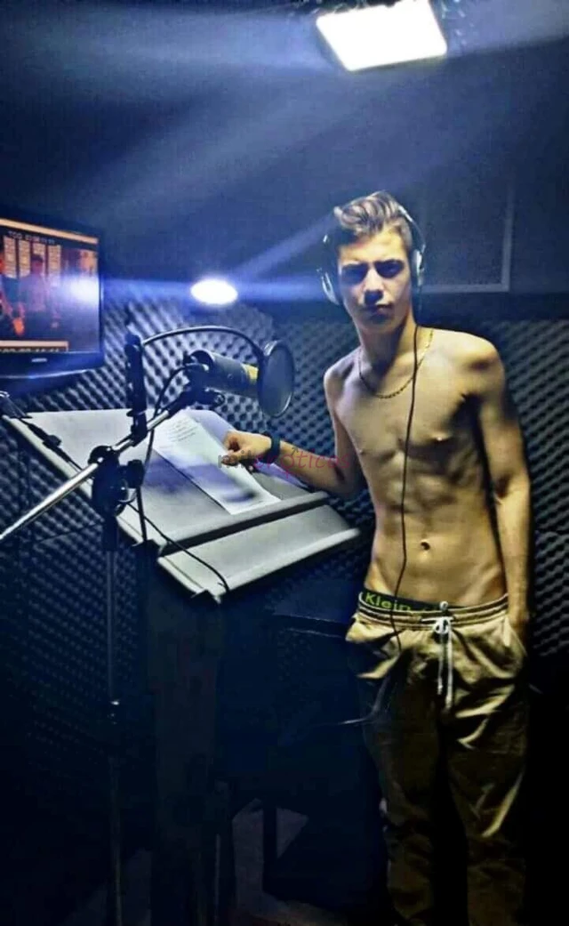 Me chamo renan lovatelli tenho 1 78 de altura tenho 19 anos sou um jovem de luxo com presenca sou branquinho cuzinho carnudo e rosinha cabelos castanh...