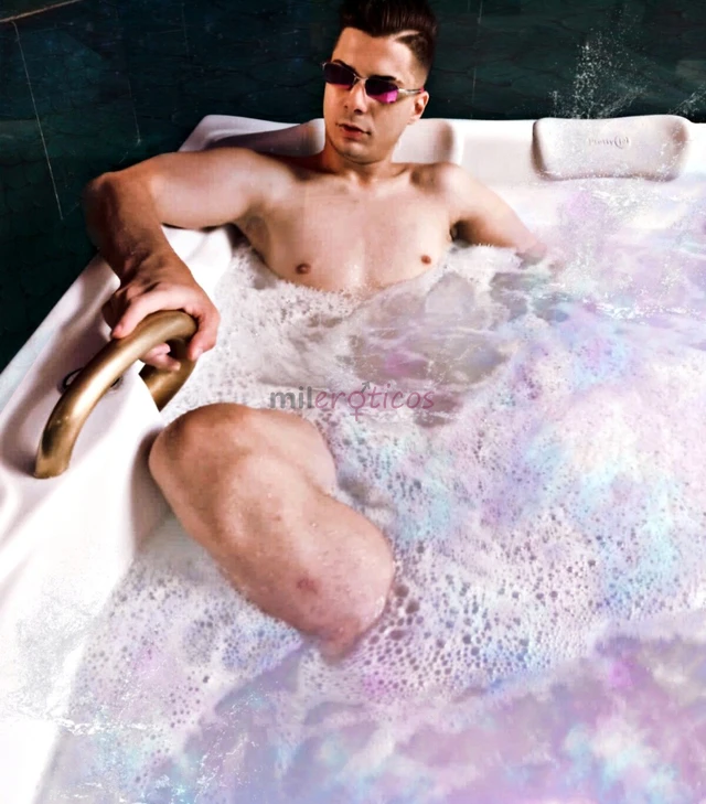 Me chamo renan lovatelli tenho 1 78 de altura tenho 19 anos sou um jovem de luxo com presenca sou branquinho cuzinho carnudo e rosinha cabelos castanh...