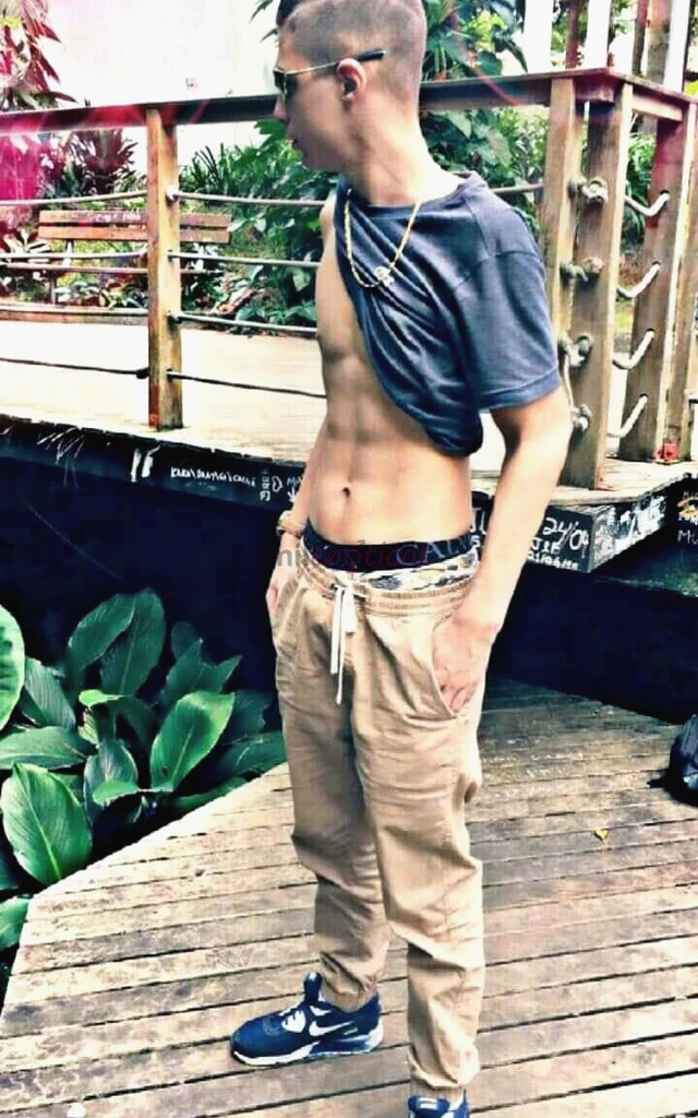 Me chamo renan lovatelli tenho 1 78 de altura tenho 19 anos sou um jovem de luxo com presenca sou branquinho cuzinho carnudo e rosinha cabelos castanh...