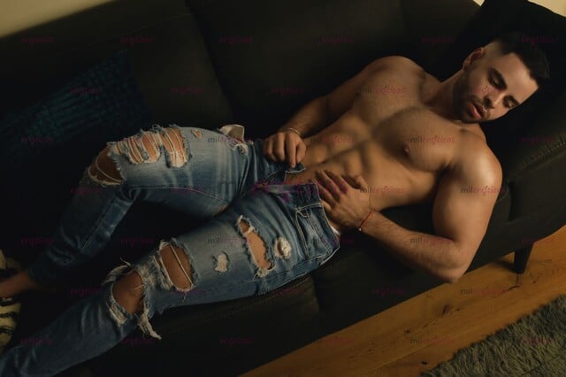 FOTOS DE CHARLY GUAPO CHICO SEXY COMPLACIENTE POR UNOS DIAS CON LUGAR