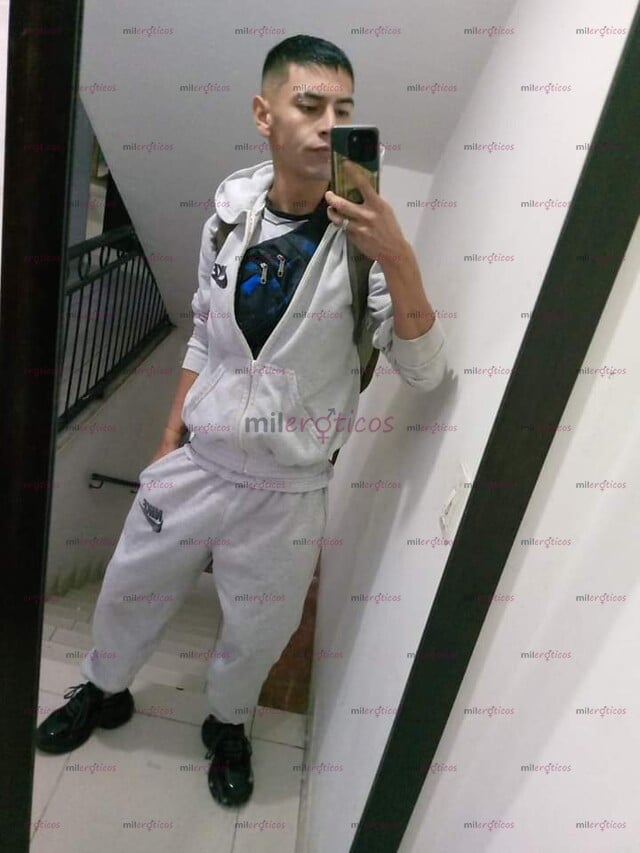 FOTOS DE JOVEN DIVERTIDO . CON MENTE ABIERTA Y DISPONIBLE PARA TUS NECESIDADES