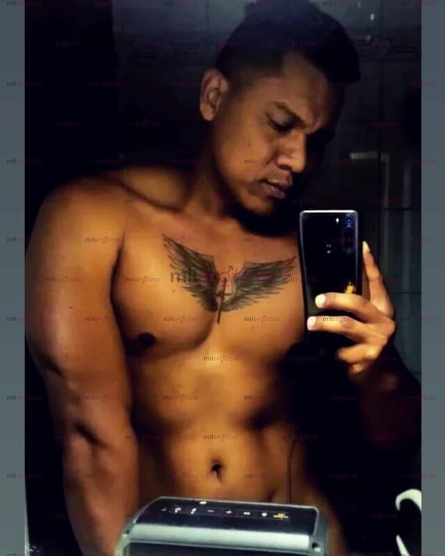 FOTOS DE SALUDOS... AQUÍ NEGRO ACTIVO DISPUESTO A CUMPLIR TUS FANTASÍAS.