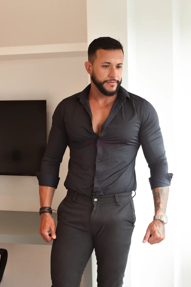 Sou tom acompanhante stripper e faco shows de sexo explicito dote 22 cm grosso e durao 1 86 96 kgsou ativo safado nao chupo rola e nem faco passivo po...