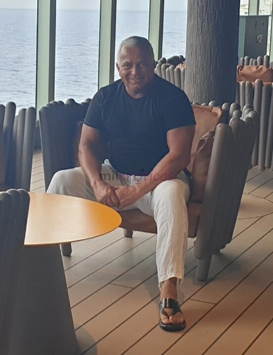 Um homem uma otima companhia para jantares festas viagens e sempre com uma maravilhosa massagem mor claro 171 alt 85 k cabelos grisalhos charmoso e ed...