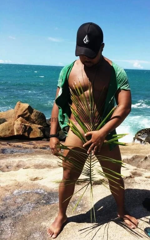 Ola sou negro 1 69 de altura careca e guloso adoro satisfazer meu cliente e se for acima dos 38 faco com tesao machos peiudos negros e casados podem c...