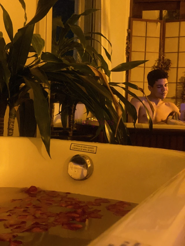 Ola me chamo lucas sou massoterapeuta e trabalho com massagem relaxante tantrica nuru corpo a corpo e vivencia erotica atendo em um local bem tranquil...