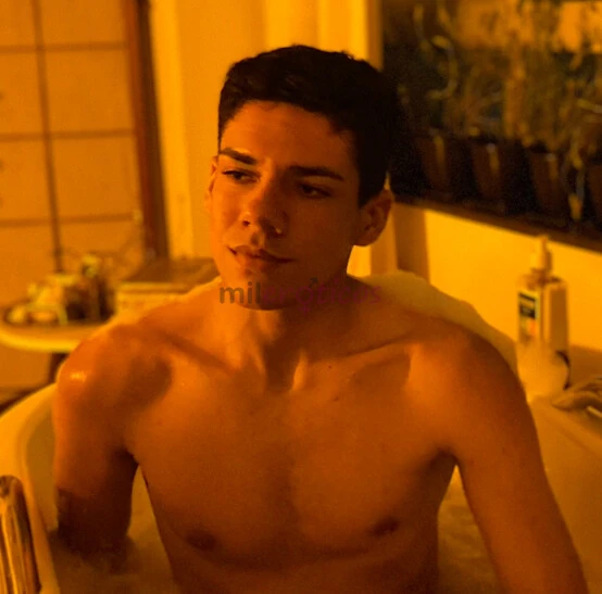 Ola me chamo lucas sou massoterapeuta e trabalho com massagem relaxante tantrica nuru corpo a corpo e vivencia erotica atendo em um local bem tranquil...