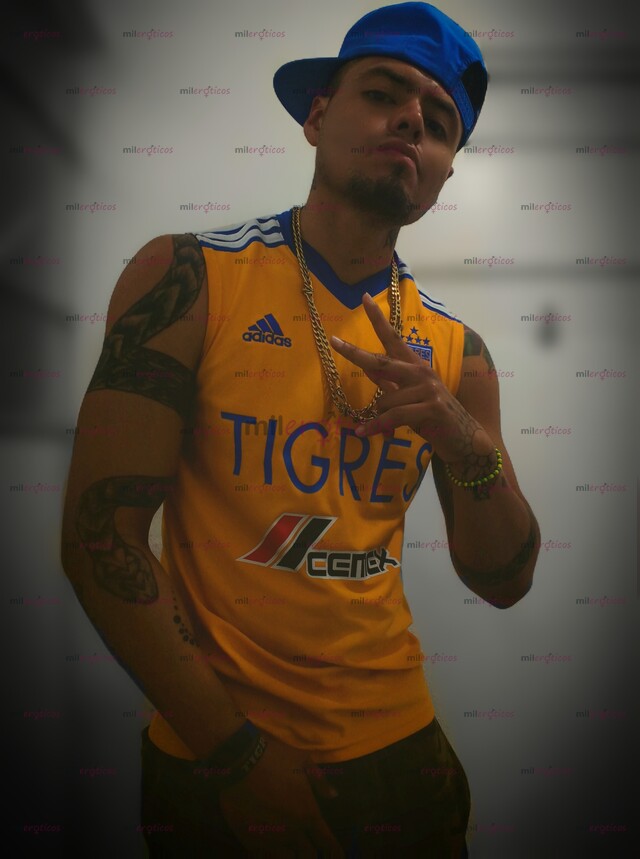 FOTOS DE CHACAL FUTBOLERO, ACA SE SUDA LA CAMISETA DETONANDO Y LLENANDO CULOS DE SEMEN