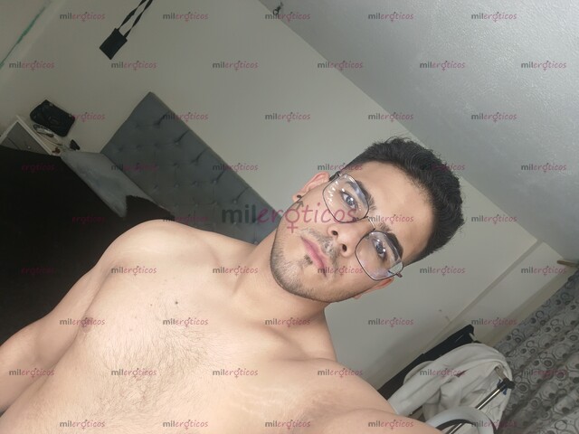 FOTOS DE JOVEN EDUCADO COMPLACIENTE DISPUESTO A CUMPLIR TUS FANTASÍAS