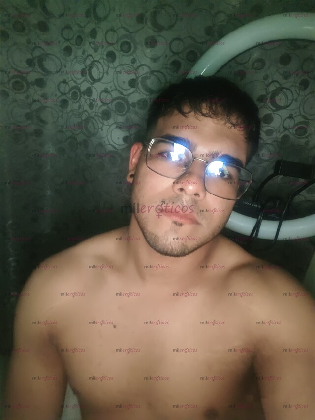 FOTOS DE JOVEN EDUCADO COMPLACIENTE DISPUESTO A CUMPLIR TUS FANTASÍAS