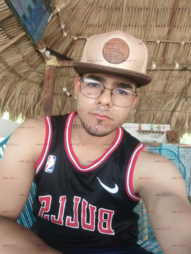 FOTOS DE JOVEN EDUCADO COMPLACIENTE DISPUESTO A CUMPLIR TUS FANTASÍAS