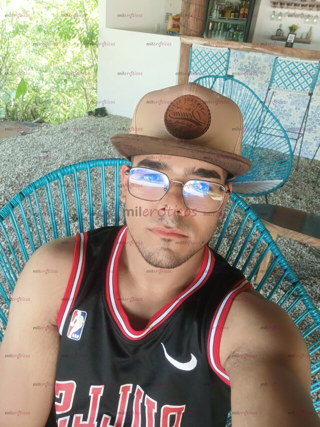 FOTOS DE JOVEN EDUCADO COMPLACIENTE DISPUESTO A CUMPLIR TUS FANTASÍAS