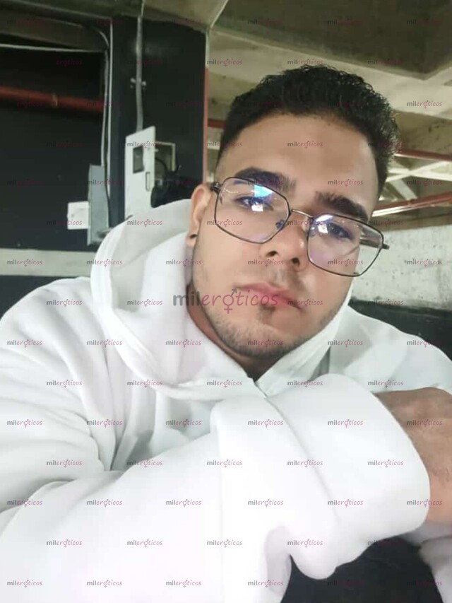 FOTOS DE JOVEN EDUCADO COMPLACIENTE DISPUESTO A CUMPLIR TUS FANTASÍAS