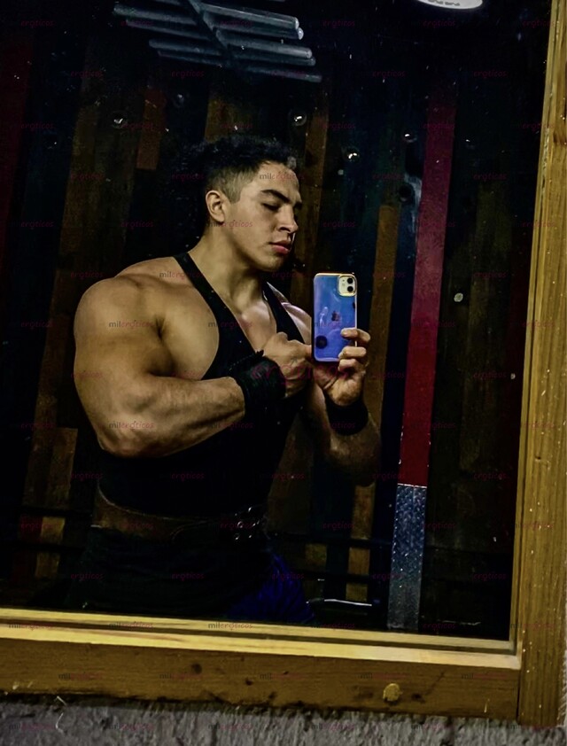 FOTOS DE JOVEN GUAPO DOTADO VERGON DE BUEN CUERPO CALIENTE PARA LLENARTE DE LECHE