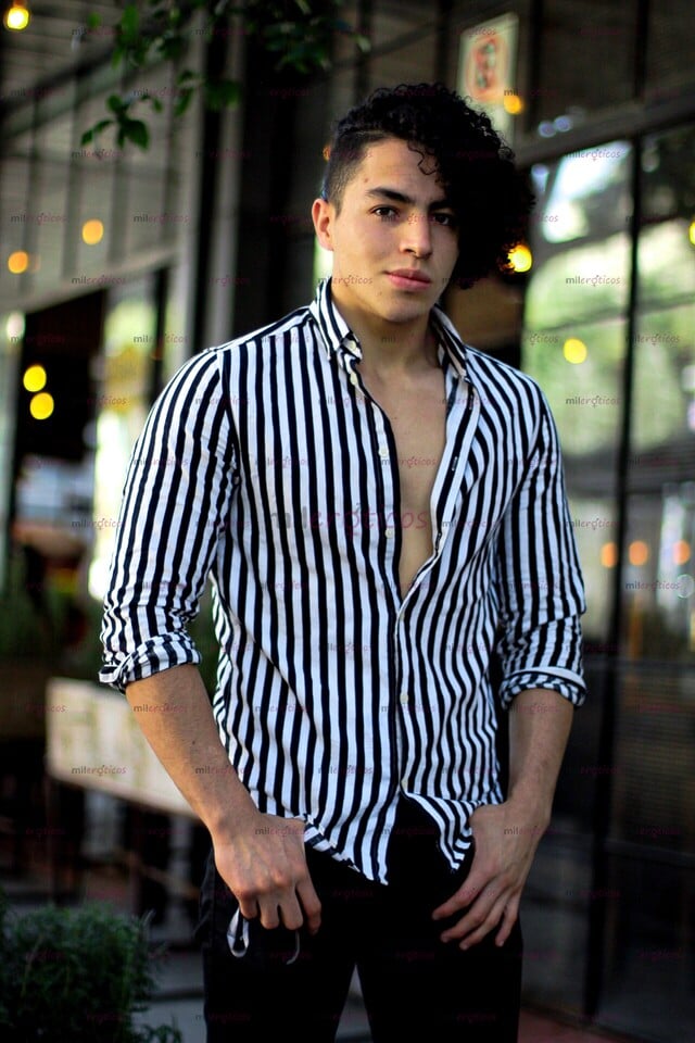 FOTOS DE JOVEN GUAPO DOTADO VERGON DE BUEN CUERPO CALIENTE PARA LLENARTE DE LECHE