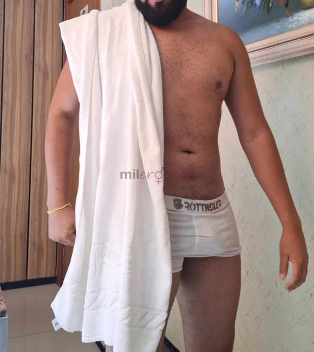 Sou moreno discreto barbudo gosto de foder valendo um cu de um macho e fazer ele senti o maior prazer na cama entre quatro paredes se interessou so ch...