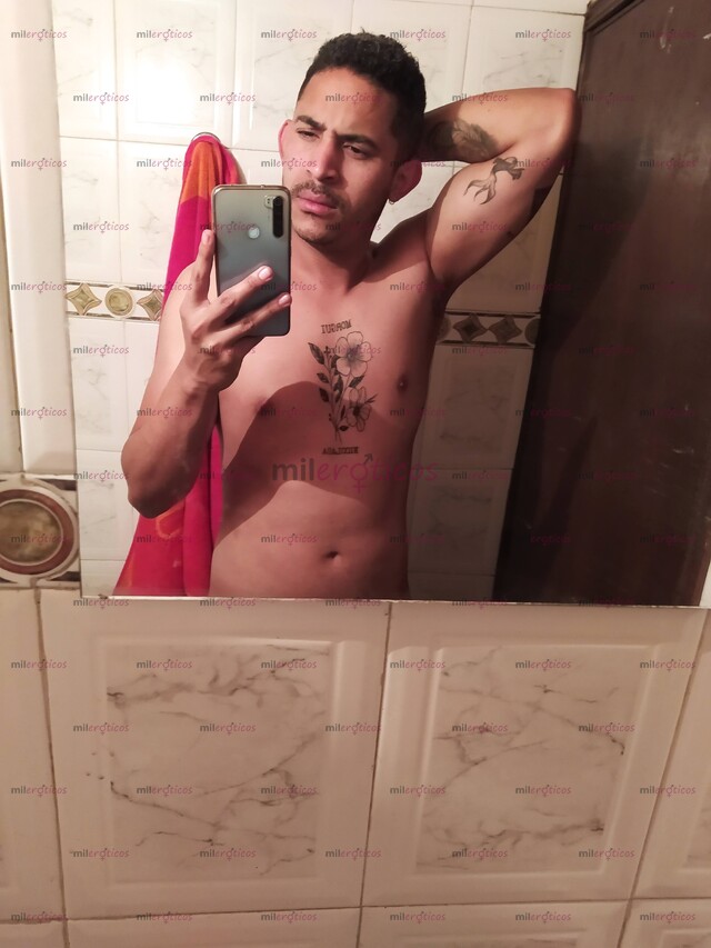 FOTOS DE MORENO LATINO DIVERTIDO Y CALIENTE. COMPLACIENTE
