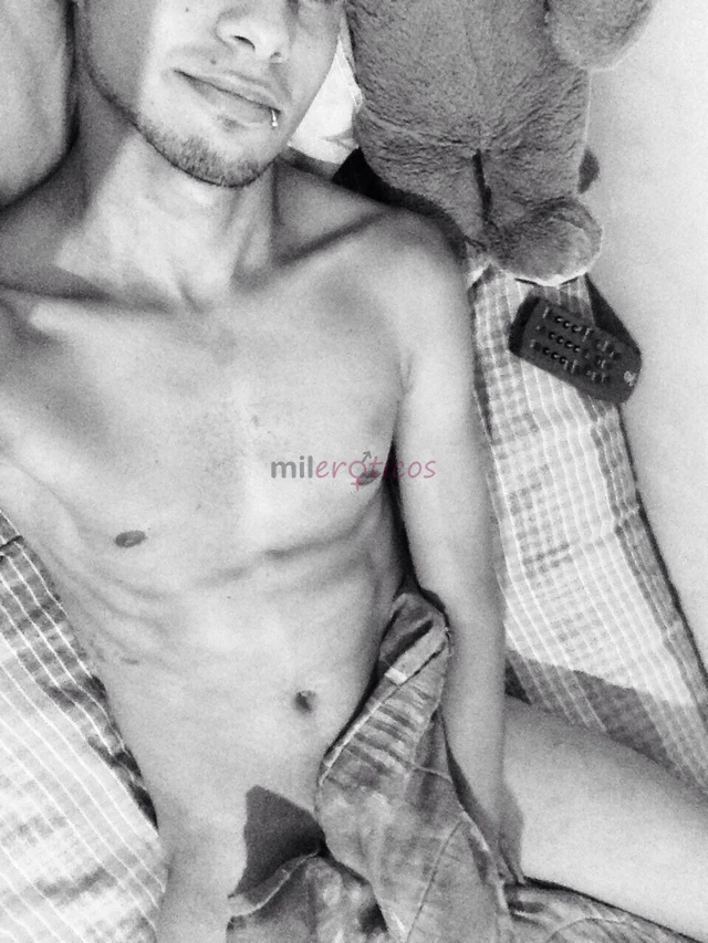 Me chamo carlos ferri tenho 24 anos e disponivel para o rio de janeiro zap 21 99694 1071faco massagem relaxante namoradinho carinhoso sou hetero logo...