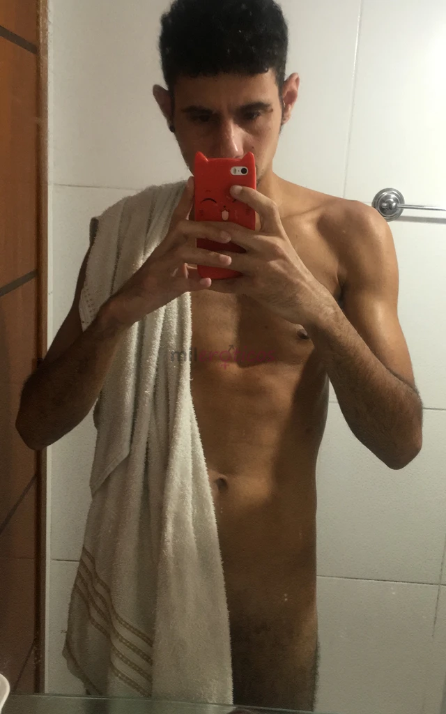Me chamo carlos ferri tenho 24 anos e meu whatsapp e 21996941071 faco massagem relaxante posso ser seu namoradinho especial sou hetero logo sou apenas...