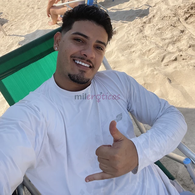 Inicio com a massagem relaxante para voce relaxar logo em seguida a tantrica que e uma massagem sensitiva no seu penis para estimular a massagem e fei...