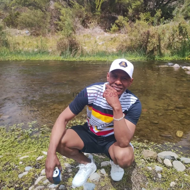 Hola soy david un negro dotado morboso con ganas de sexo contactame para mas informacion y vivir momentos placenteros no te arrepentiras full lechero...