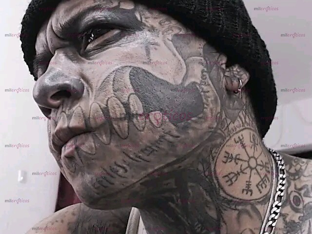 FOTOS DE MACHO DOMINANTE MODIFICADO Y TATUADO DE PIES A CABEZA.