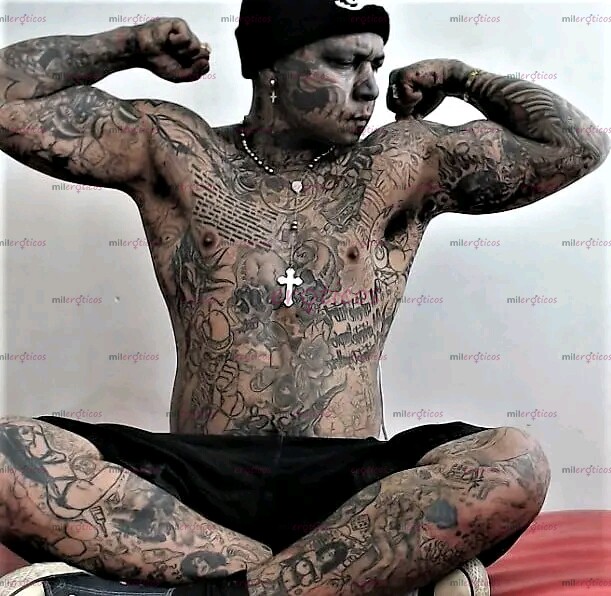 FOTOS DE MACHO DOMINANTE MODIFICADO Y TATUADO DE PIES A CABEZA.
