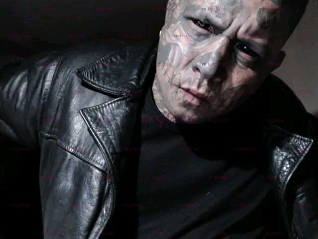FOTOS DE MACHO DOMINANTE MODIFICADO Y TATUADO DE PIES A CABEZA.