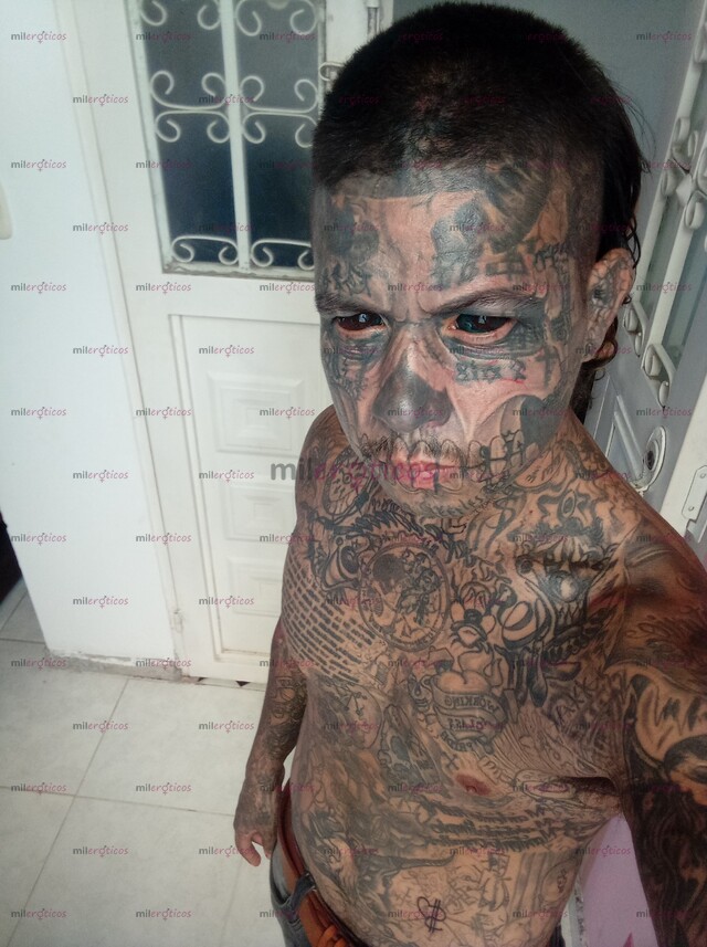 FOTOS DE MACHO DOMINANTE MODIFICADO Y TATUADO DE PIES A CABEZA.