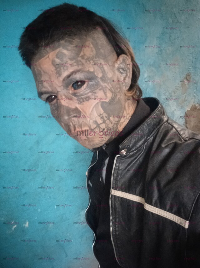 FOTOS DE MACHO DOMINANTE MODIFICADO Y TATUADO DE PIES A CABEZA.