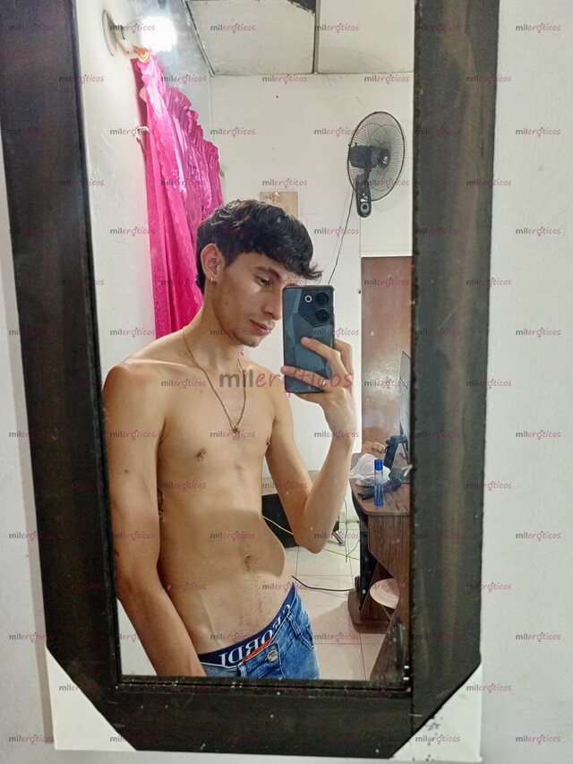 FOTOS DE CHICO DELGADO CALIENTE VERGON SOY MUY CALIENTE QUIERES JUGAR CONMIGO BEBE
