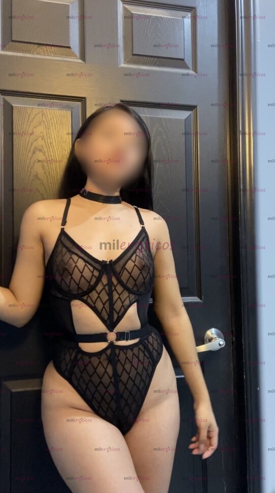 FOTOS DE REBEKA PELINEGRA, CUERPO ESTILO PETIT, ATENTA Y BRINDO TRATO DE NOVIOS