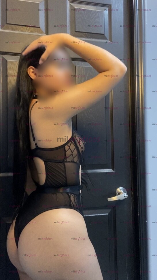 FOTOS DE REBEKA PELINEGRA, CUERPO ESTILO PETIT, ATENTA Y BRINDO TRATO DE NOVIOS